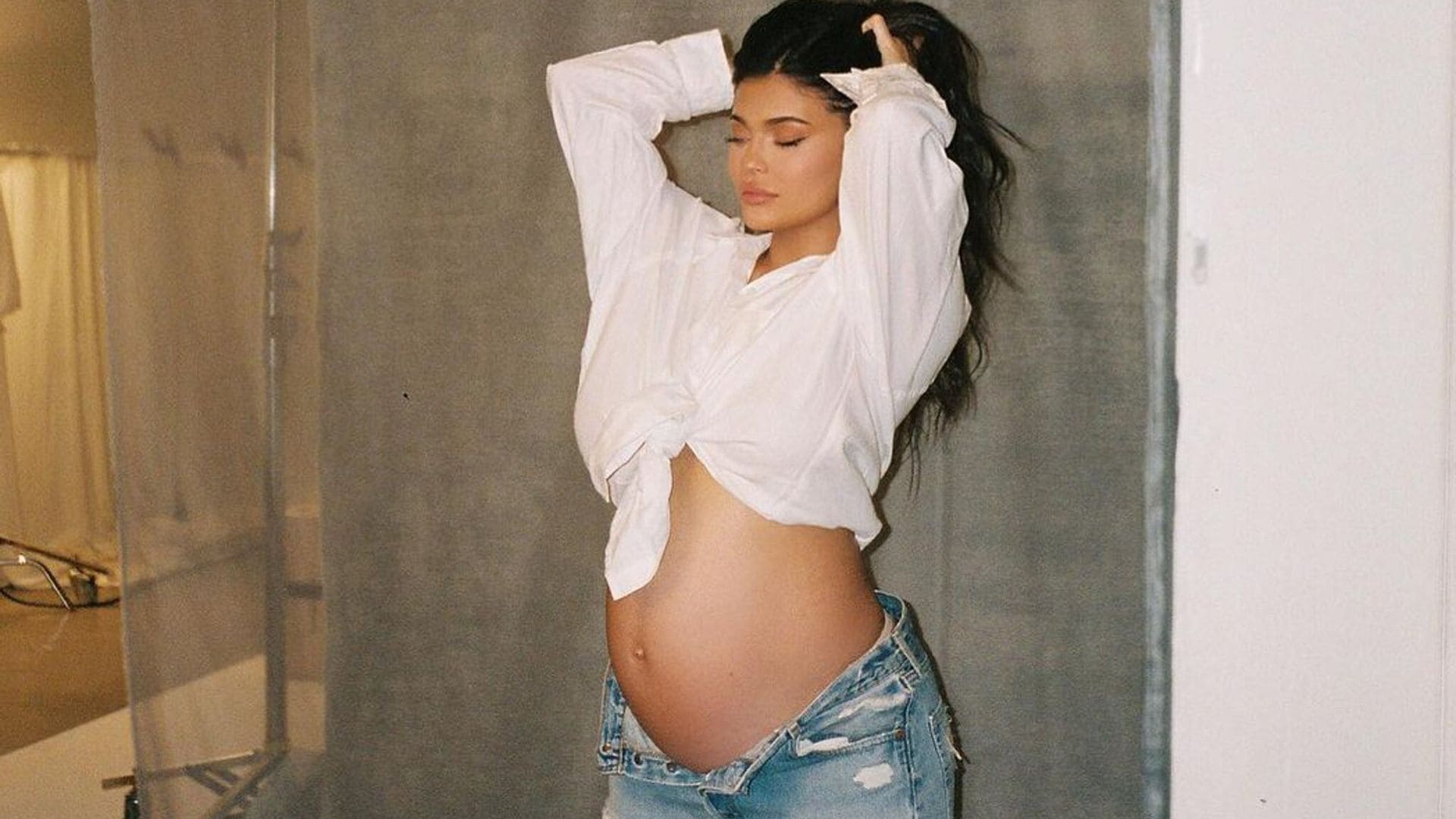 Kylie Jenner aparece cubierta con una manta y las teorías de que ya nació su bebé aumentan