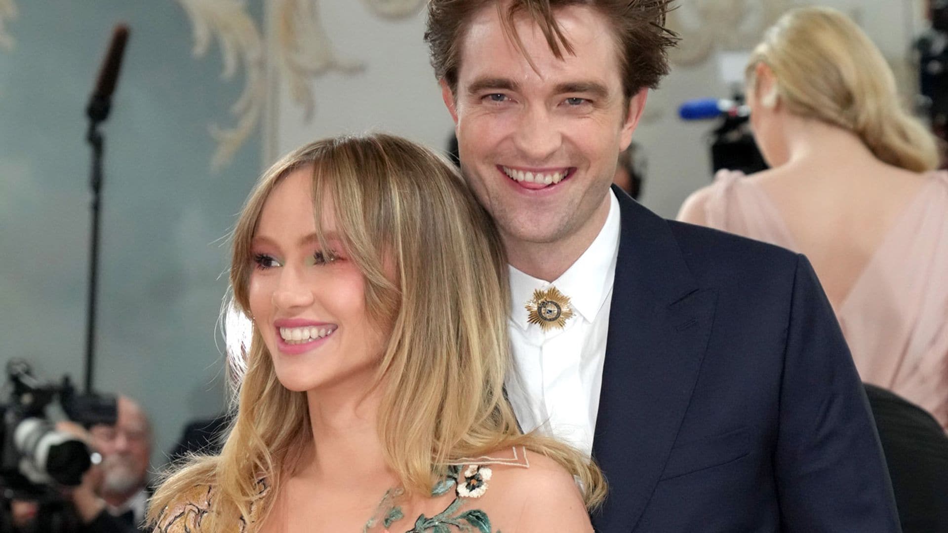 Robert Pattinson y Suki Waterhouse anuncian que van a ser padres de una forma muy original