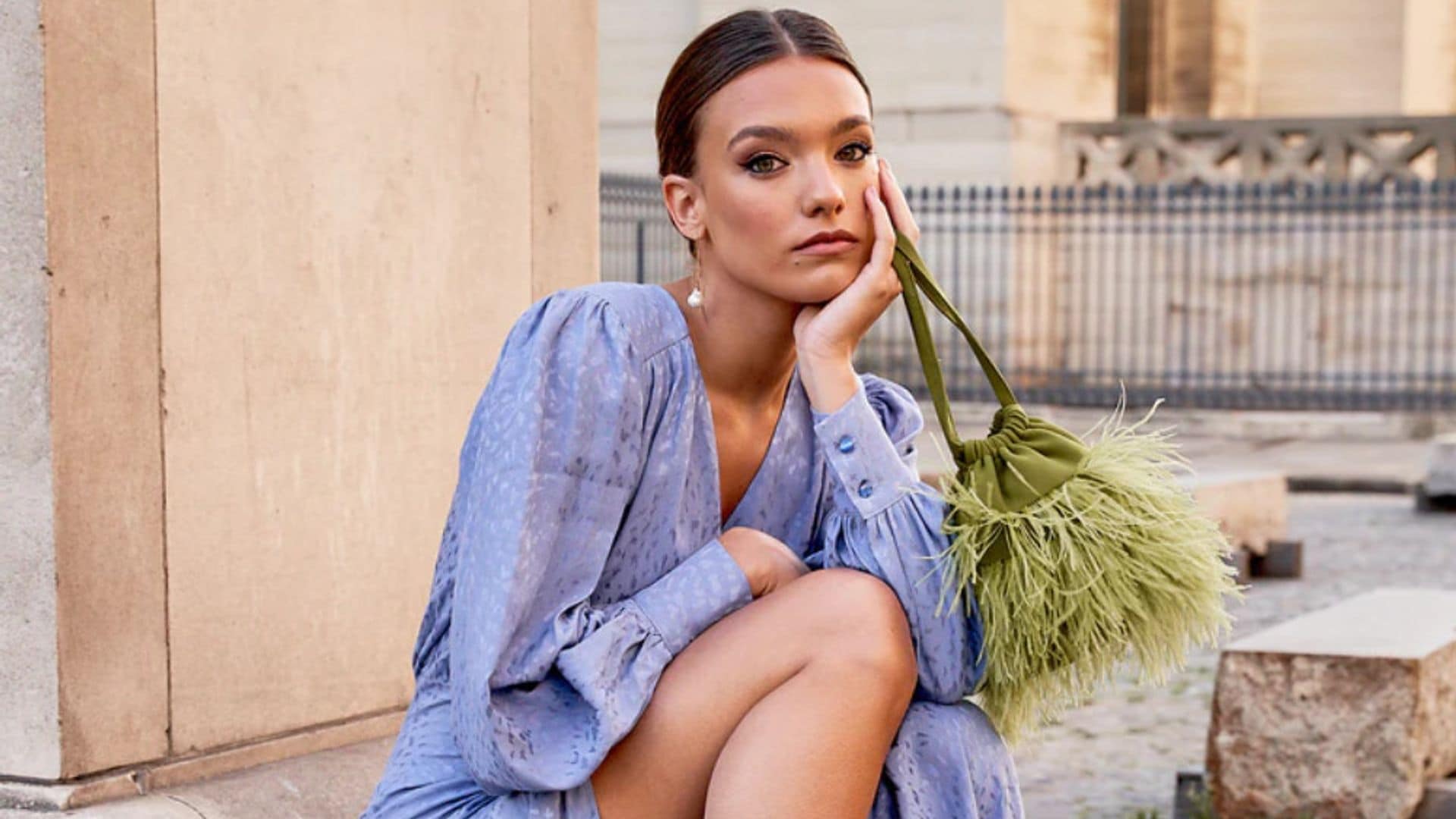 Los accesorios de plumas con los que las invitadas transforman sus looks de forma ingeniosa