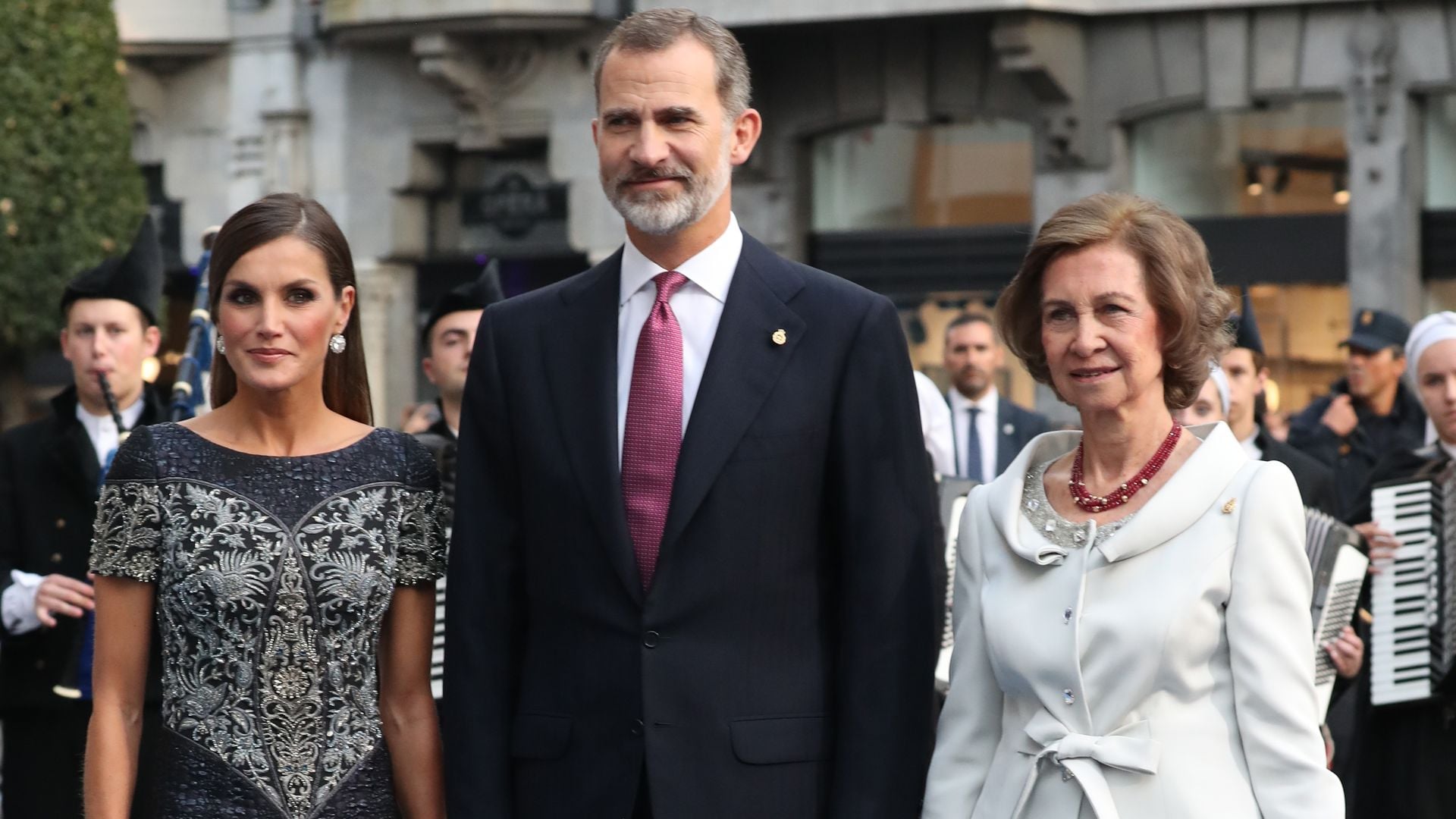 Felipe VI concede a su madre el Toisón de Oro, la máxima condecoración de la Corona, por 'su dedicación y entrega' a España