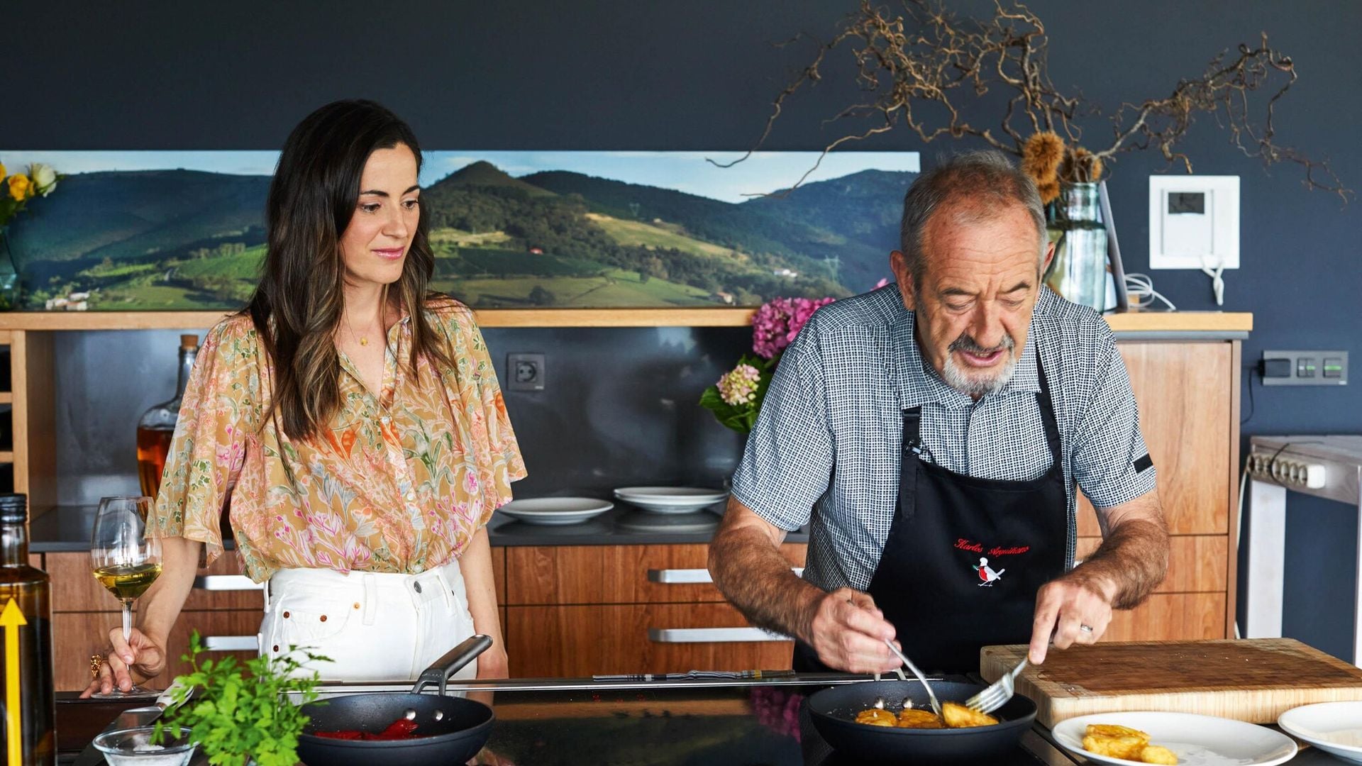 Karlos Arguiñano prepara para ¡HOLA! una de sus recetas favoritas: merluza rebozada con pimientos del piquillo