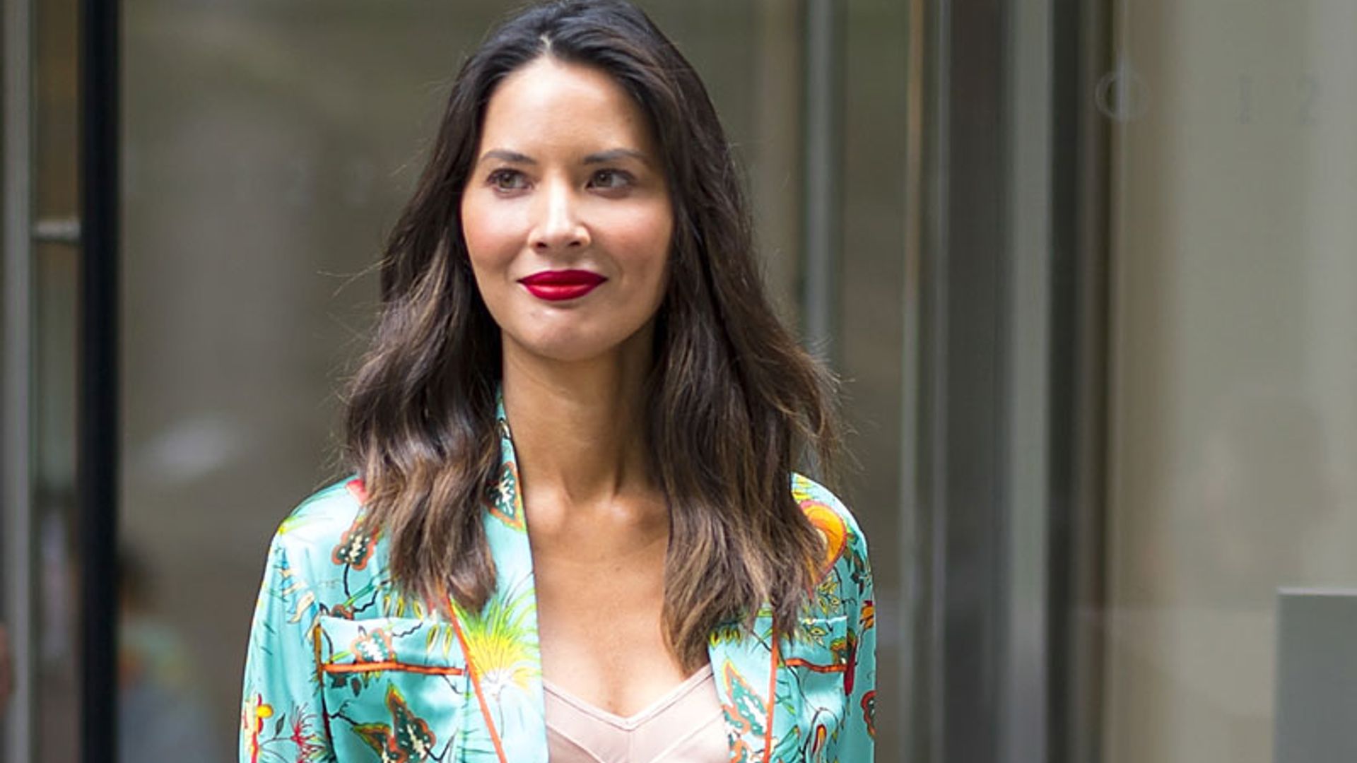 El traje de Olivia Munn para sus citas de primavera es un diseño valenciano