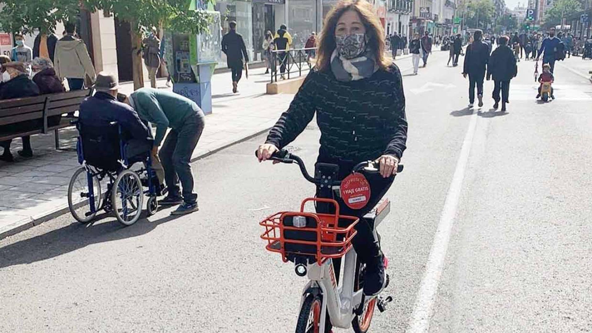 Ana Rosa Quintana desconecta con un paseo en bici por Madrid