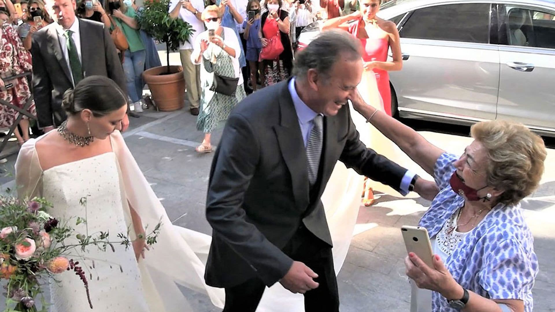 ¡Menuda caída! Una fan de Bertín Osborne protagoniza la anécdota más simpática de la boda de su hija Claudia