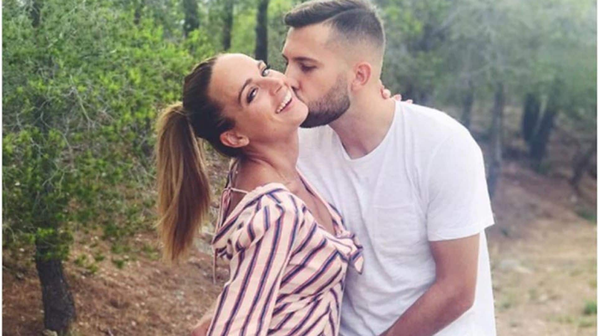 El azulgrana Jordi Alba y su novia Romarey Ventura esperan su primer hijo