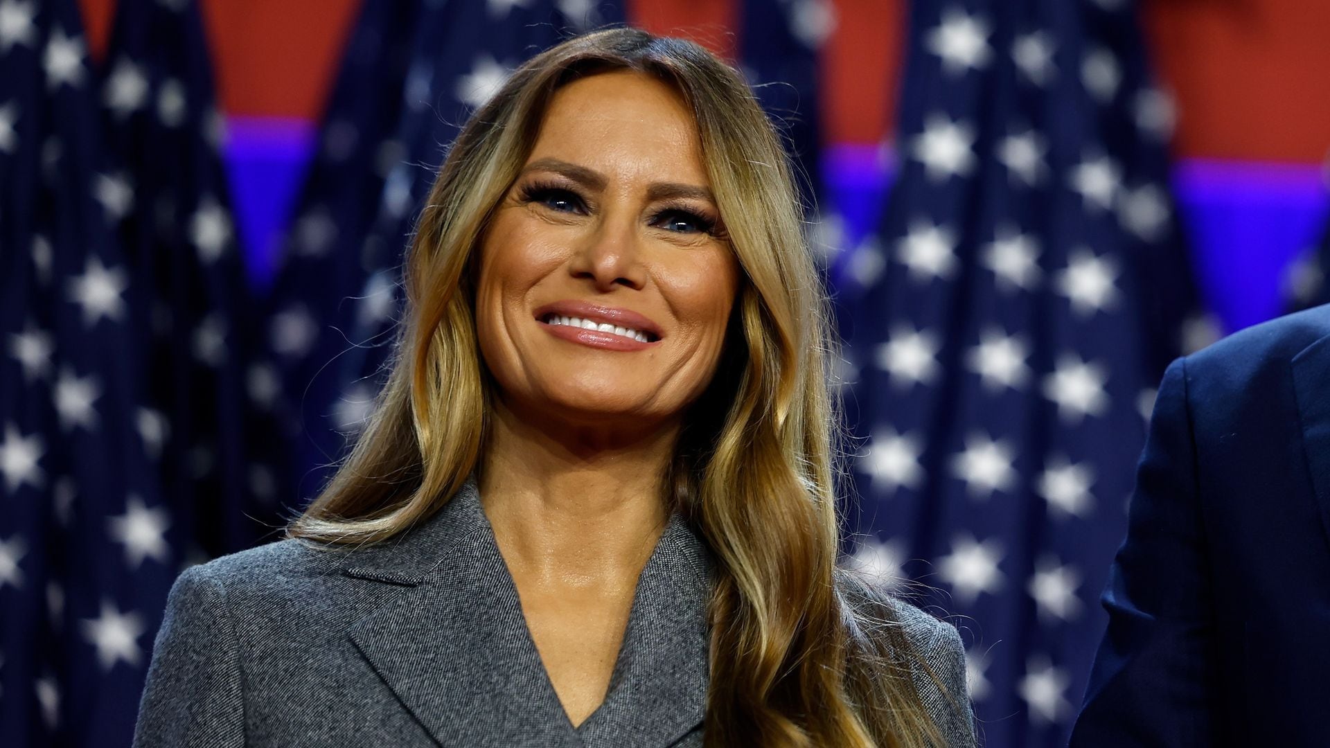 Melania, elegancia atemporal con un traje gris en la gran noche de su marido