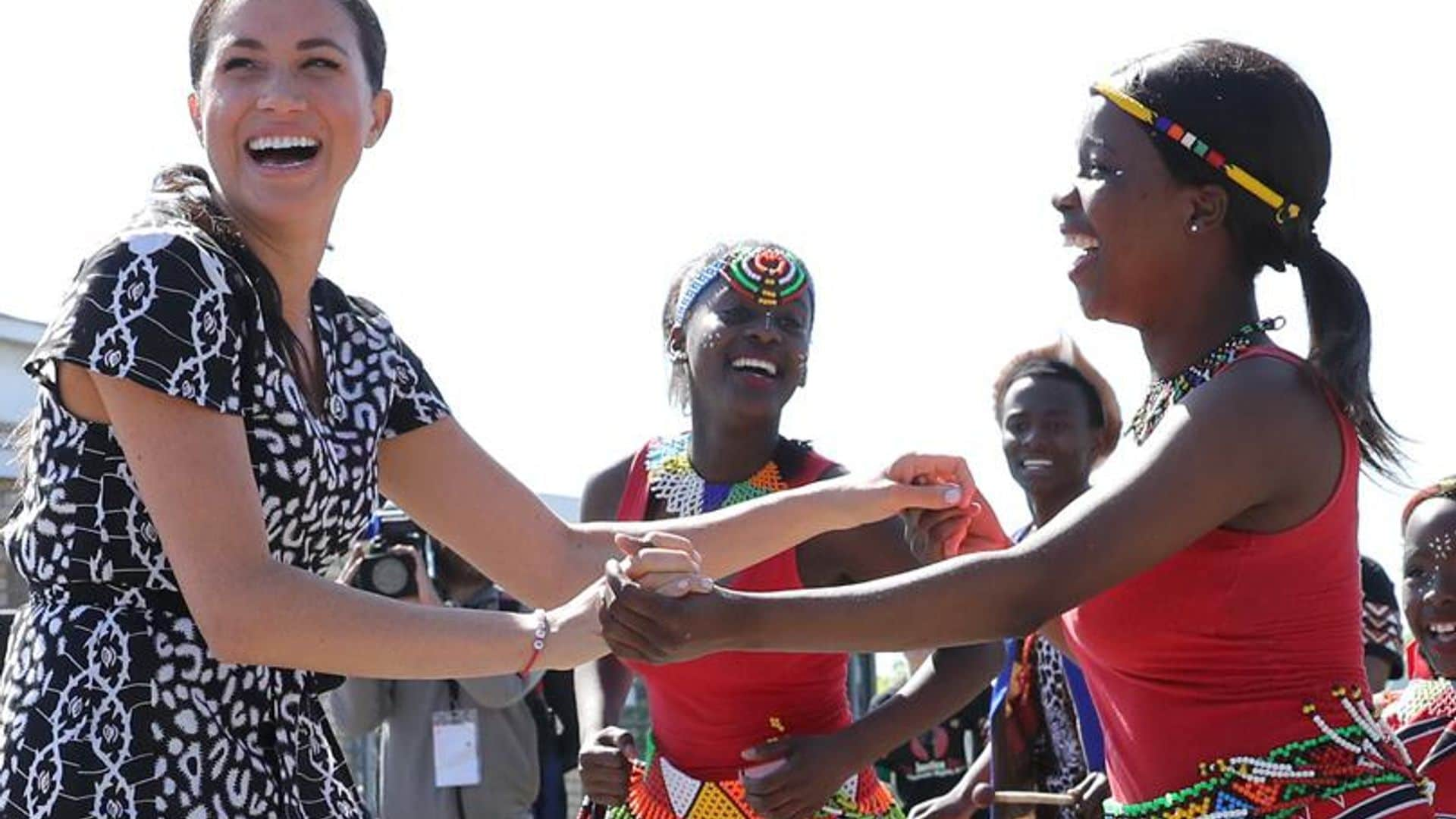 ¡Duquesa bailarina! Meghan Markle visita a África 'como una mujer de color'