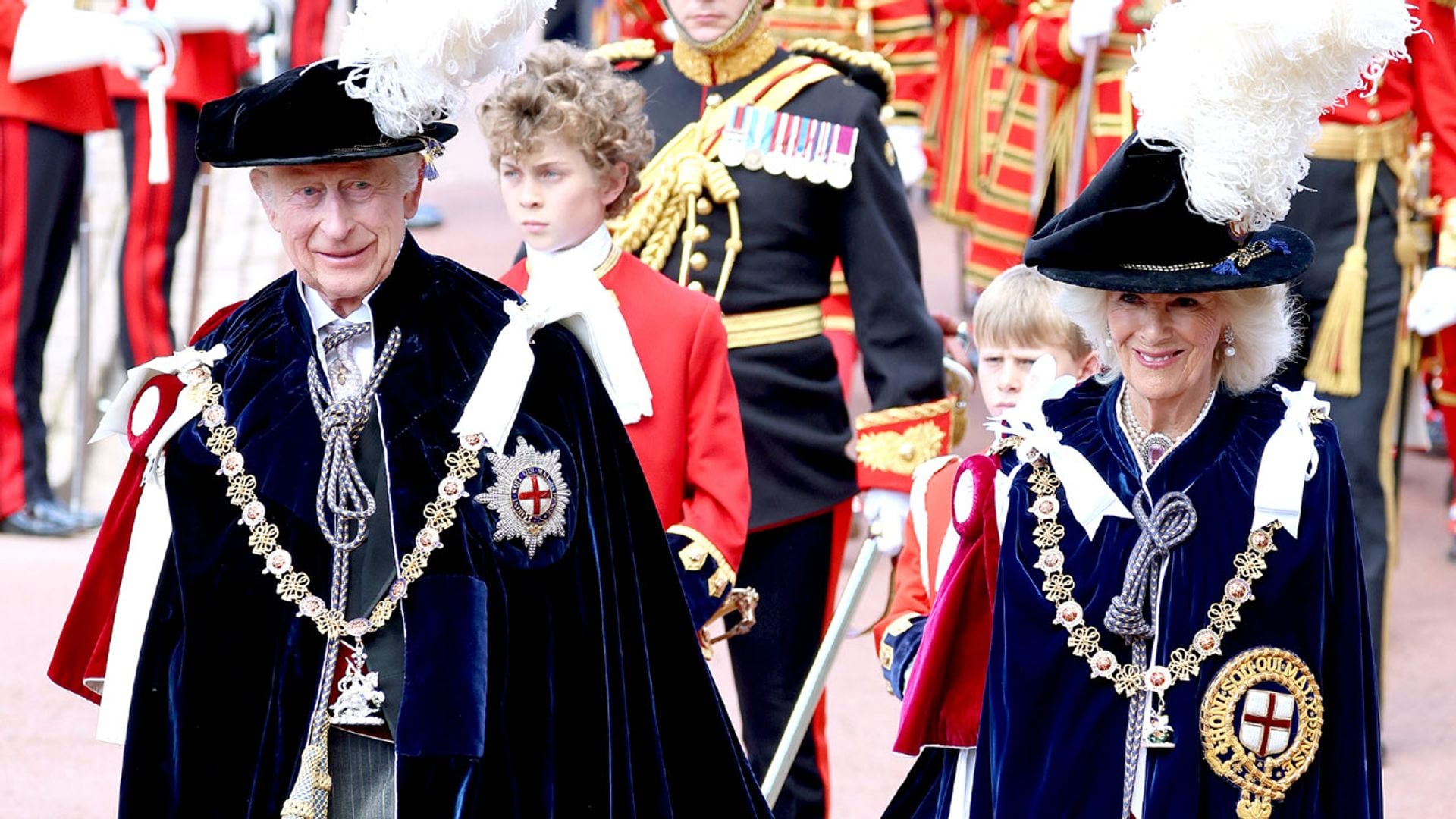 La Familia Real británica inviste a los nuevos miembros de la Orden de la Jarretera con un percance y un cambio en Carlos III