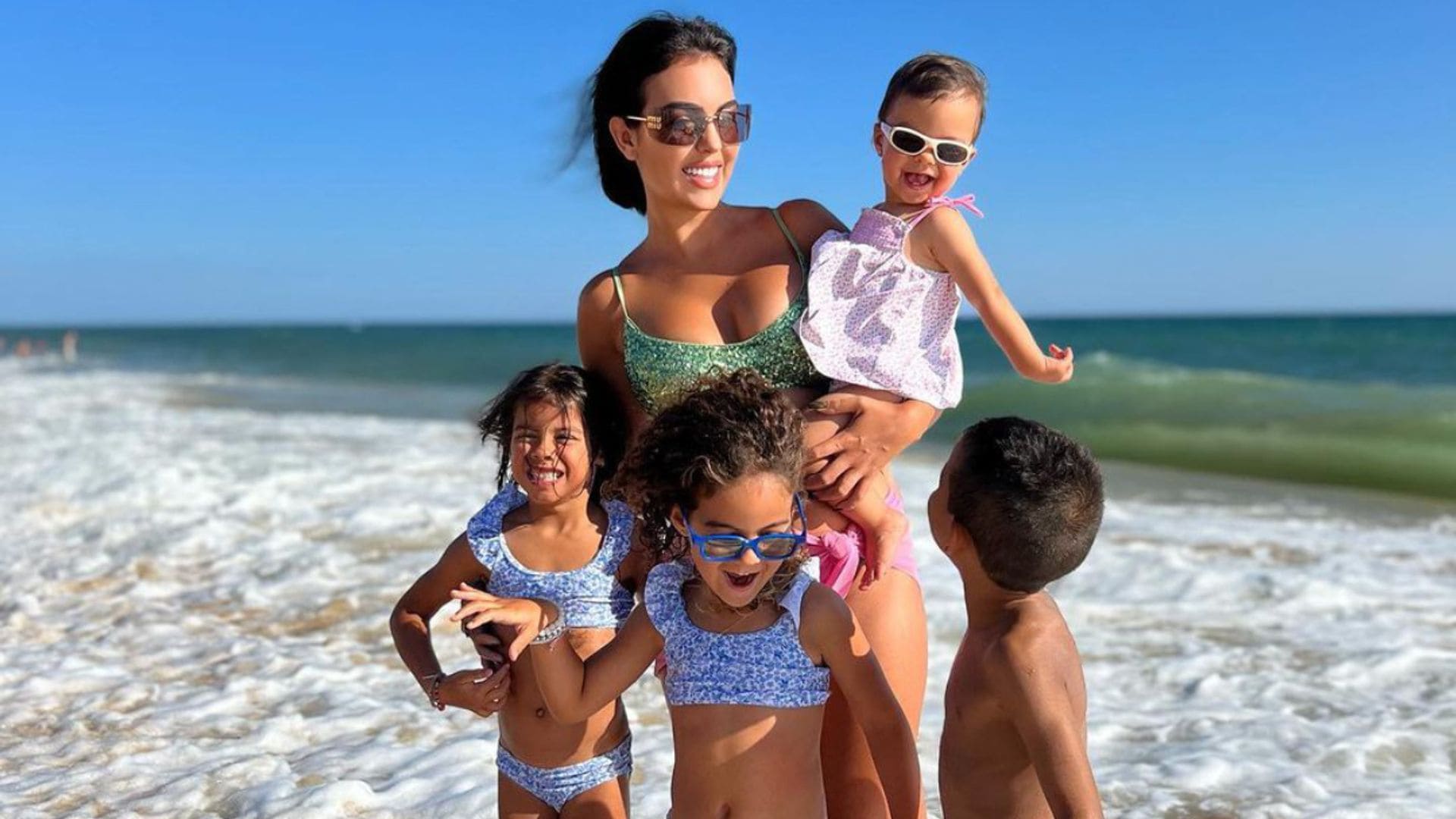 Las imágenes más espectaculares de Georgina y sus amores derrochando estilo en las playas portuguesas