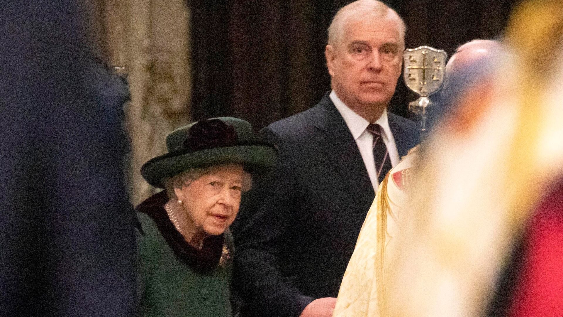 El príncipe Andrés reaparece al lado de la reina Isabel en el homenaje al Duque de Edimburgo