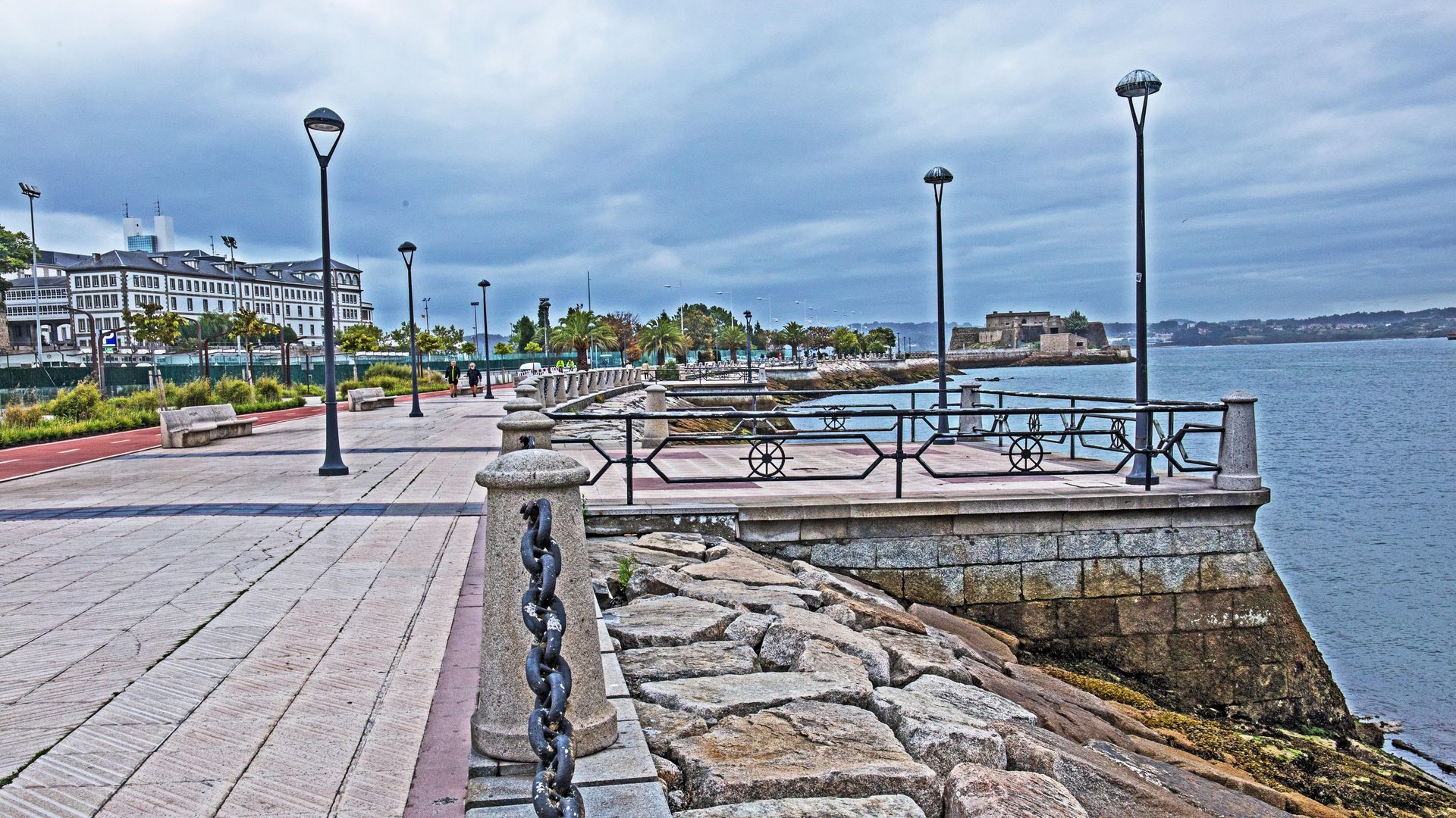 Castillo de San Antón y paseo marítimo de A Coruña