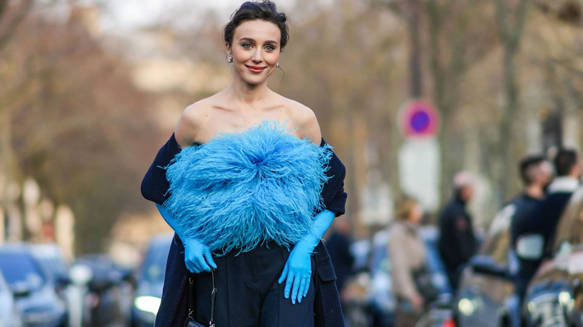 Acierta con la nueva apuesta de las invitadas más sofisticadas: prendas y accesorios de plumas