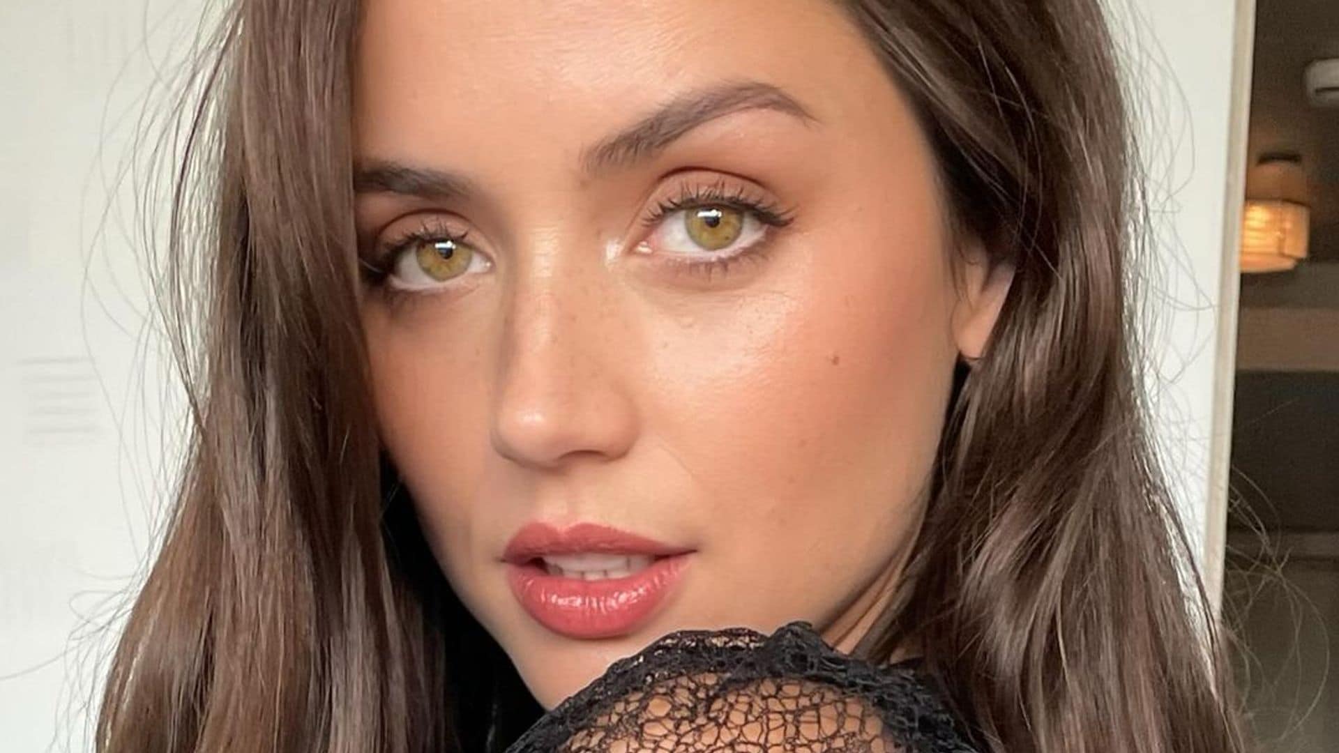 ¿Tienes los ojos verdes? Destácalos con los trucos de maquillaje de Ana de Armas