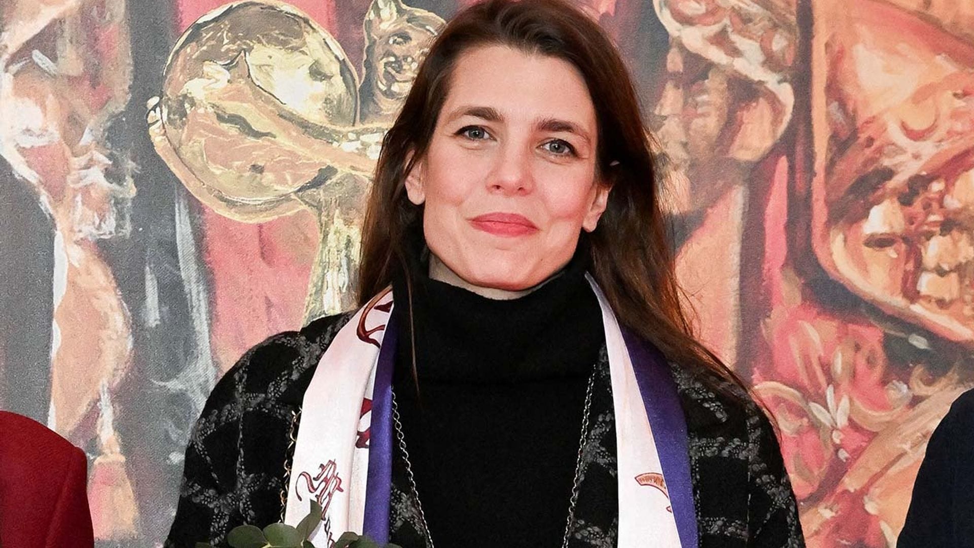 Carlota Casiraghi: 'total look' negro y abrigo de tartán para un conjunto premamá de lo más acertado