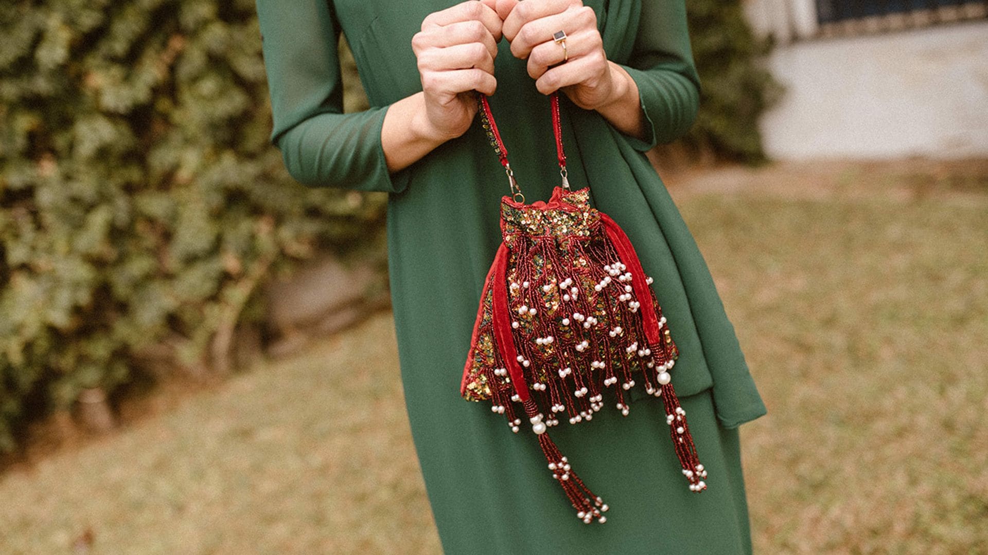 De una boda de invierno a una cena de empresa: bolsos de invitada que son todoterreno