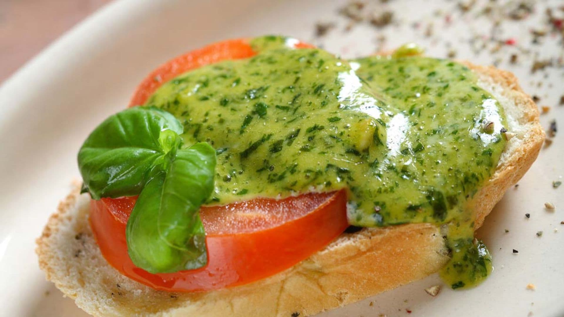 Tosta Caprese con alioli ligero de albahaca