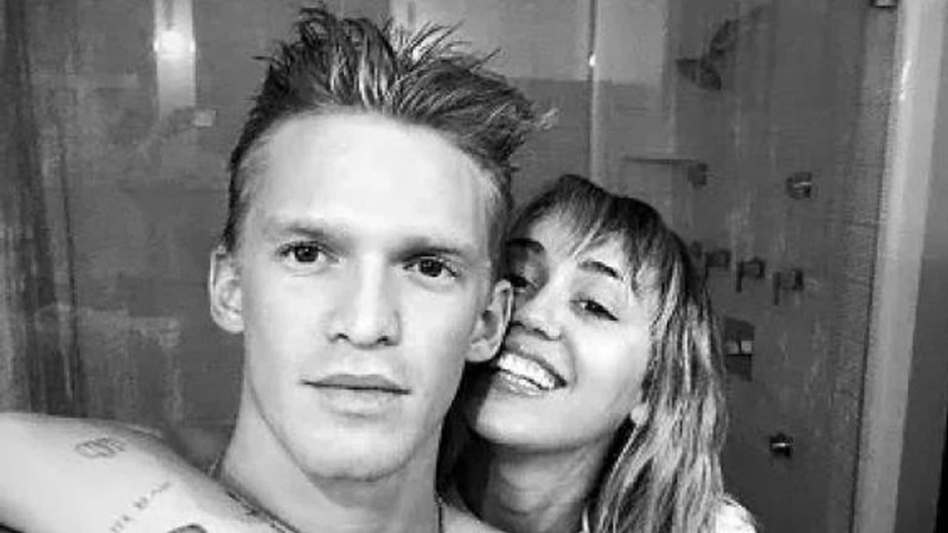 ¡Como dos tortolitos! Miley Cyrus y Cody Simpson cantan juntos hasta en el baño