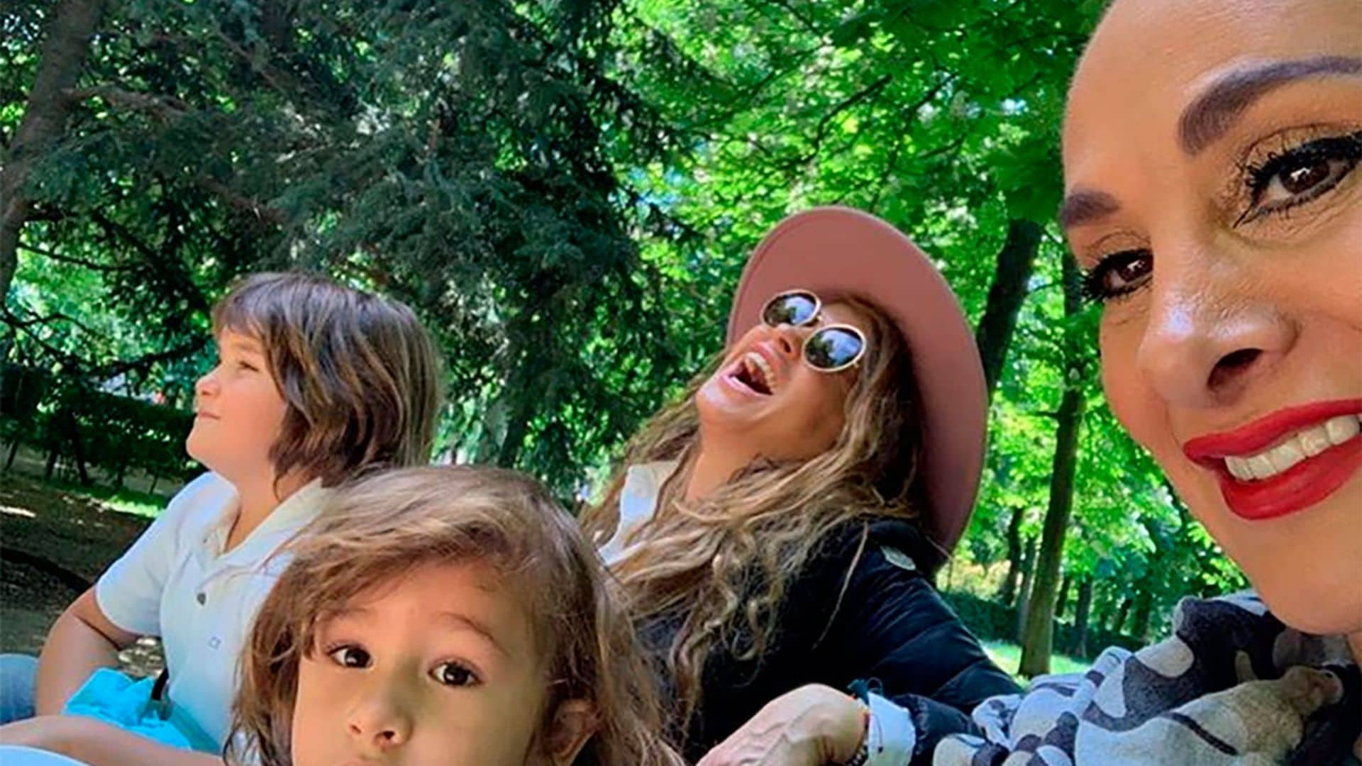 La foto de familia de Paulina Rubio provoca el terrible enfado de su ex Gerardo Bazúa