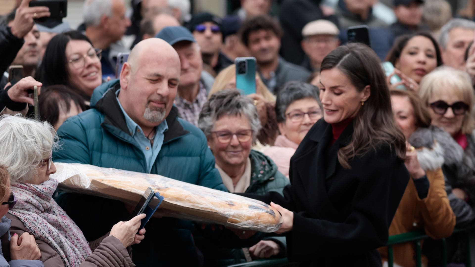  La visita de la reina Letizia a Navarra: una hogaza gigante y el encuentro con un amigo