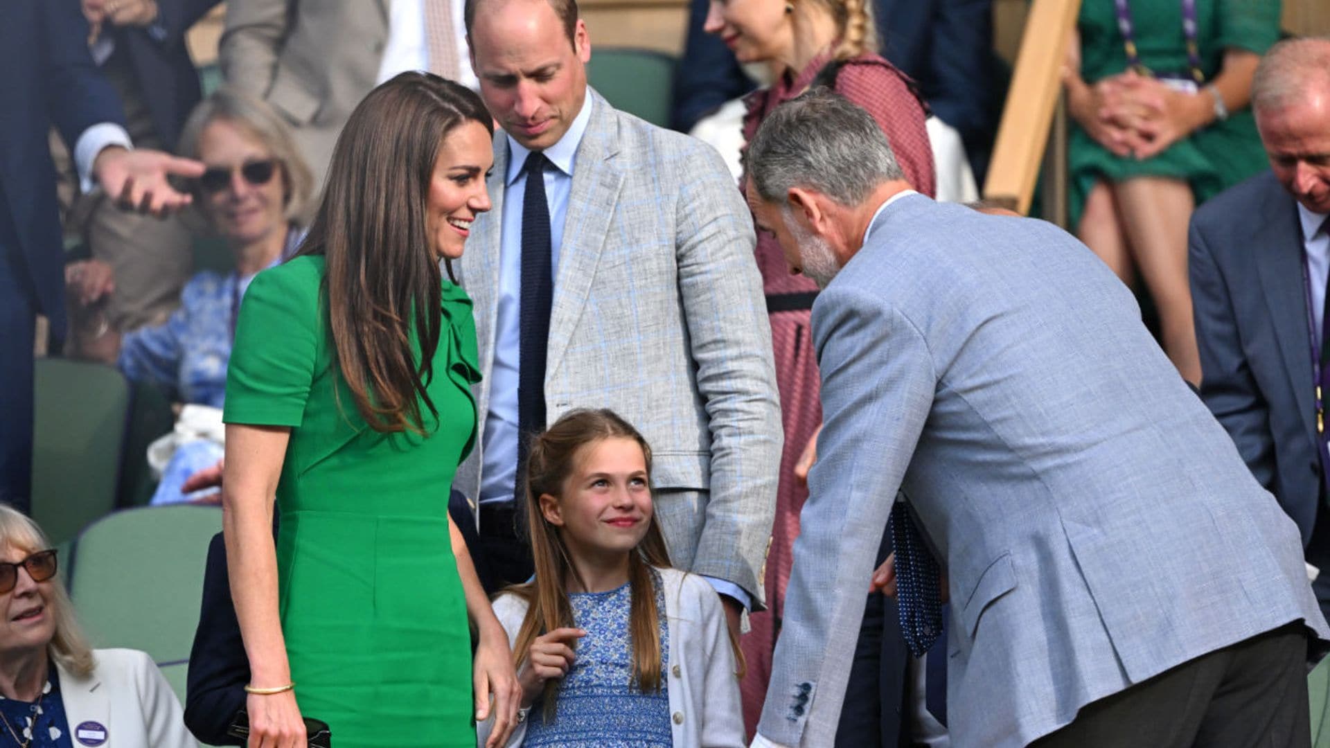 Don Felipe, todo cercanía y sonrisas con los príncipes de Gales y sus hijos en Wimbledon