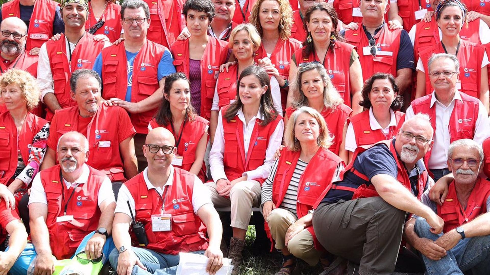 La foto de familia de la Reina con 'los chalecos rojos' en la zona del devastador ciclón Idai