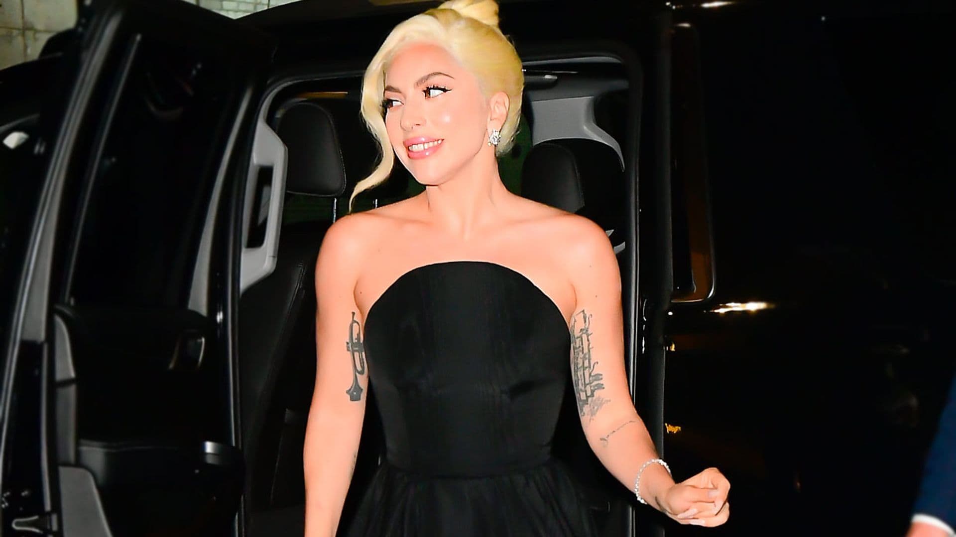 Lady Gaga y Renate Reinsve: dos vestidos negros, dos formas de modernizarlos