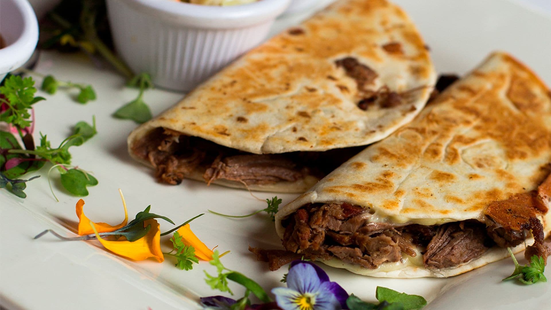 Tacos de 'brisket' con queso y ensalada de col