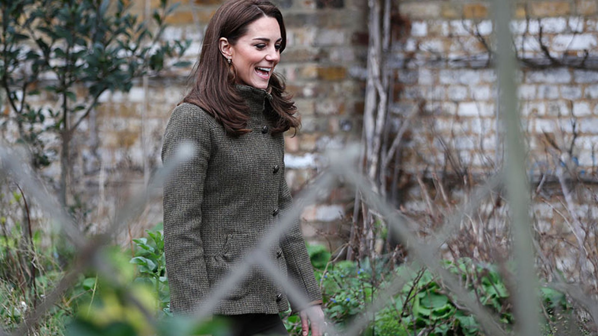 La duquesa de Cambridge, una mamá 'casual' (y viral) paseando al pequeño Louis