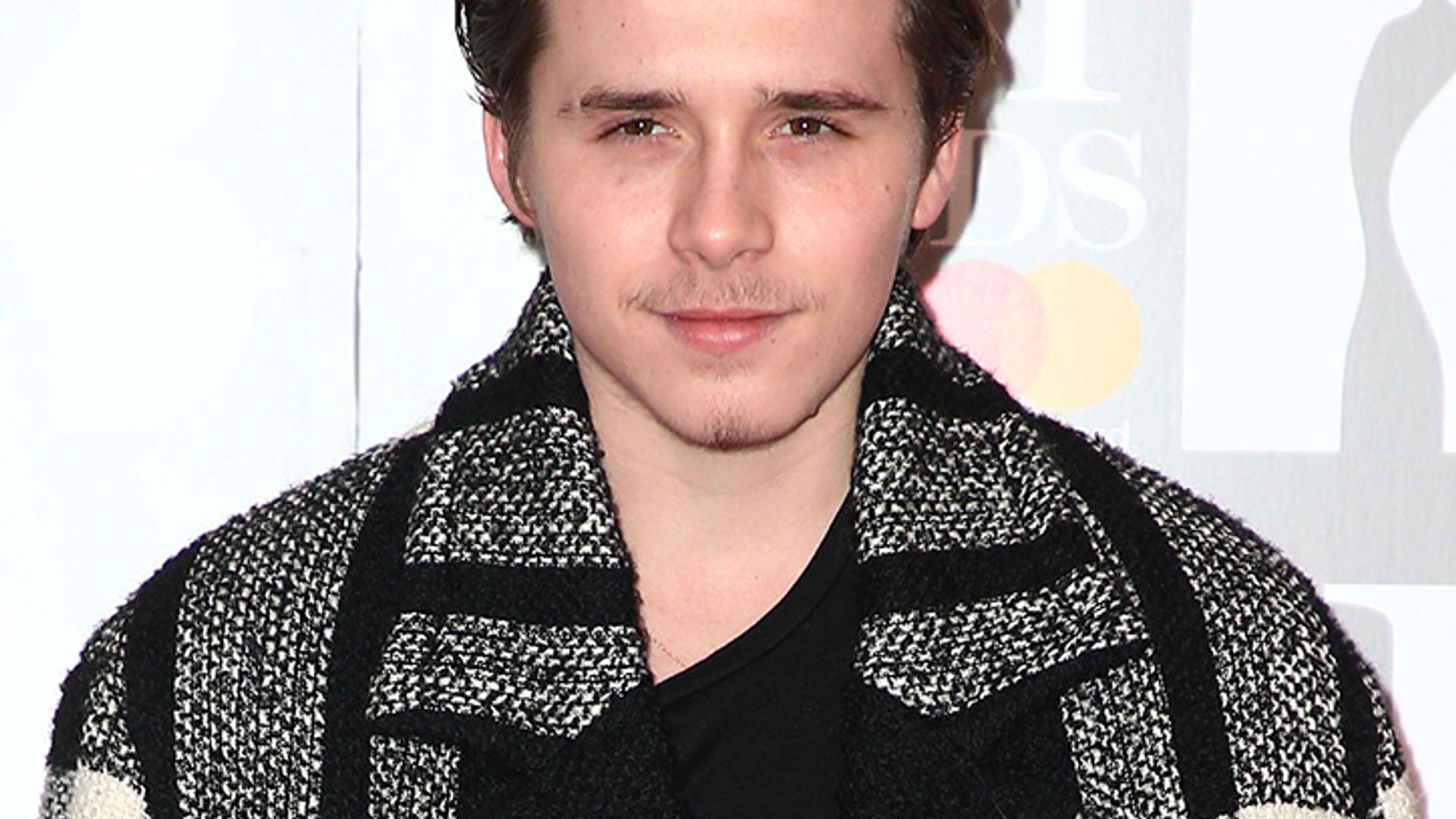 ¿Seguirá la senda de su padre? Brooklyn Beckham empieza a 'jugar' con el peine