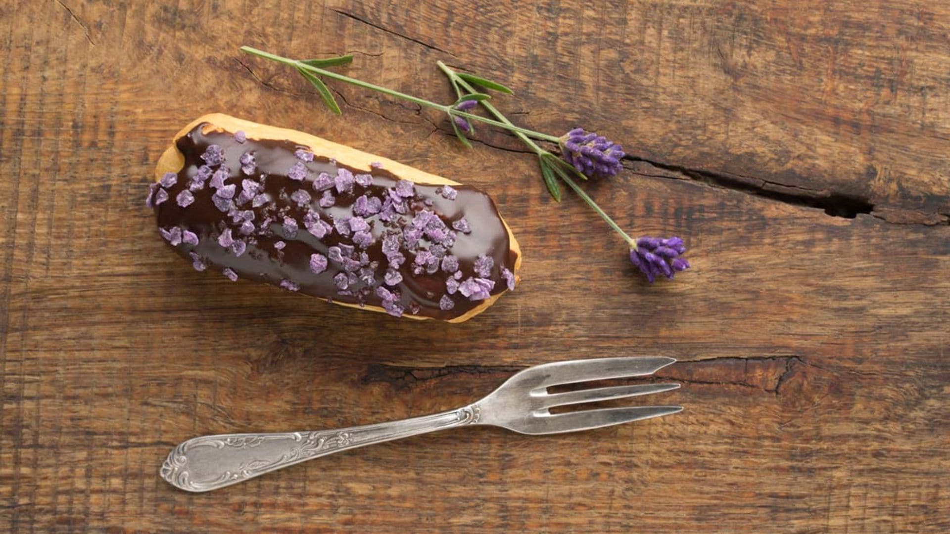 'Éclairs' con glaseado de chocolate y lavanda caramelizada