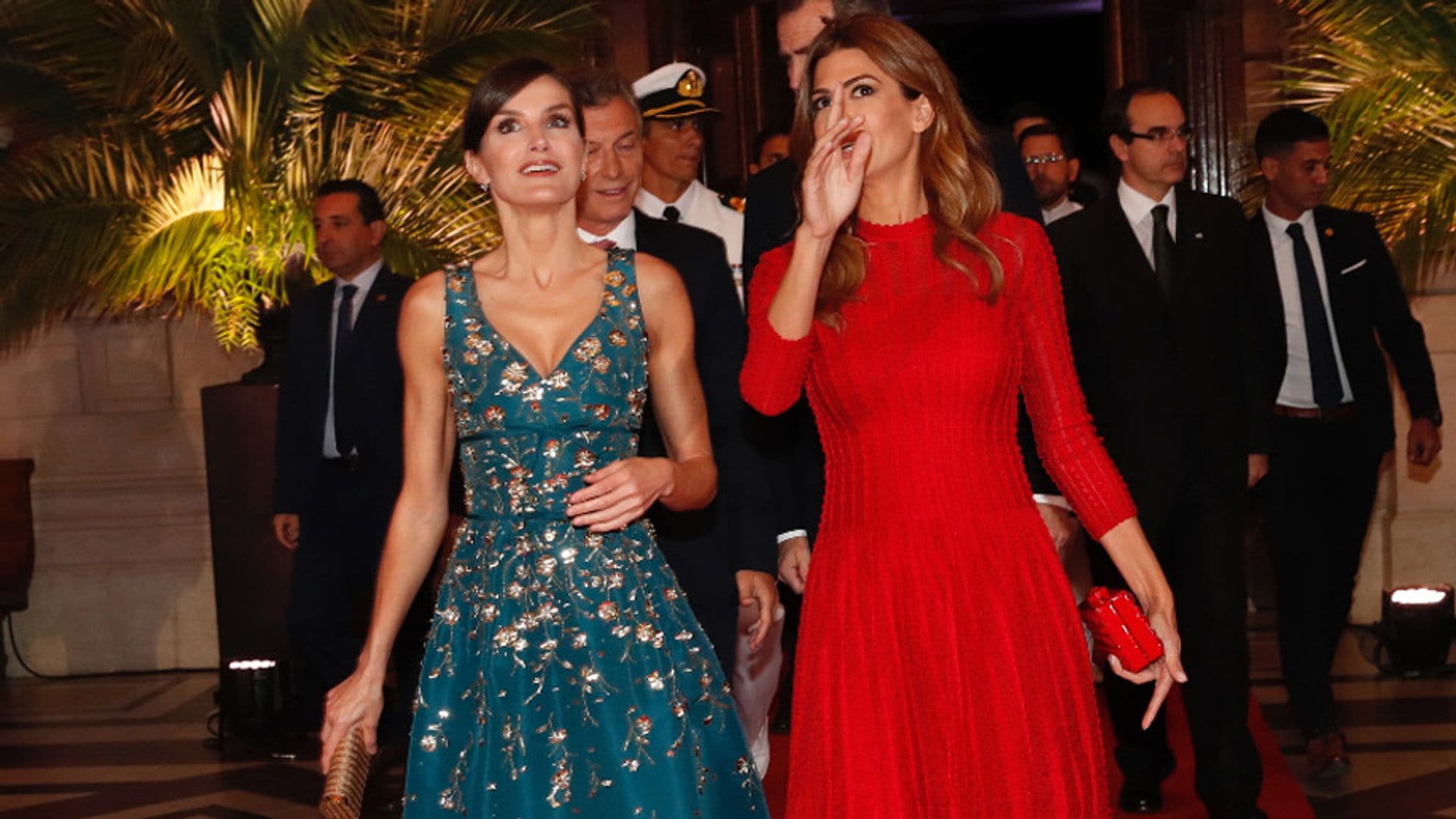 La Reina Letizia deslumbra con un Carolina Herrera en su noche junto a la primera dama de Argentina