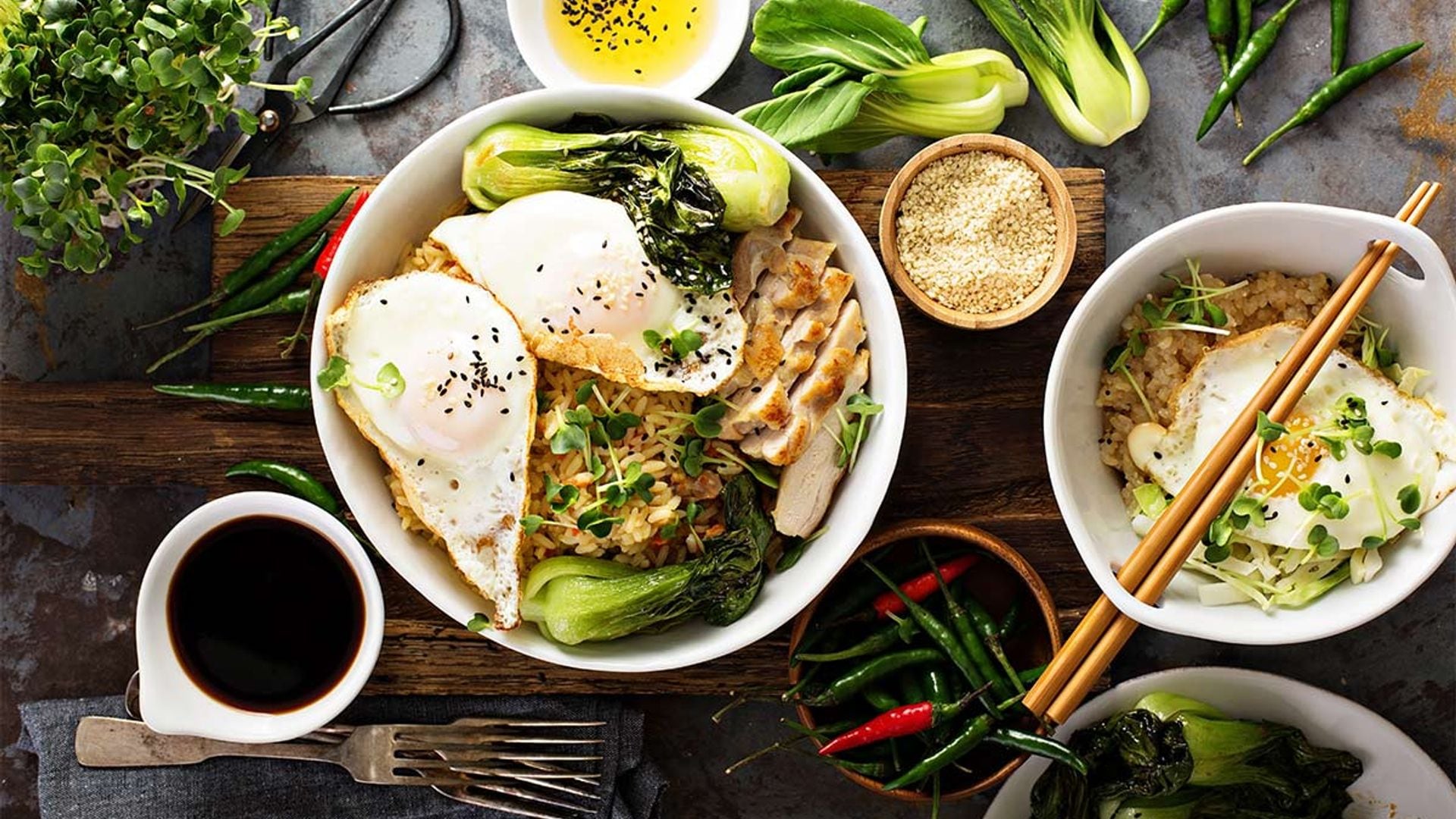 'Poke' con pak choi, arroz, huevo y pollo