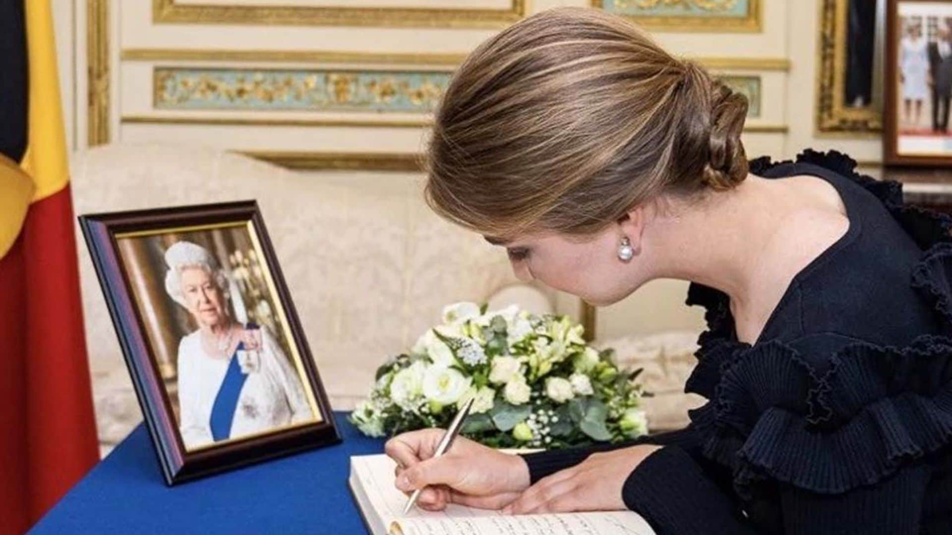 Elisabeth de Bélgica da un paso más como heredera firmando el libro de condolencias en honor a Isabel II