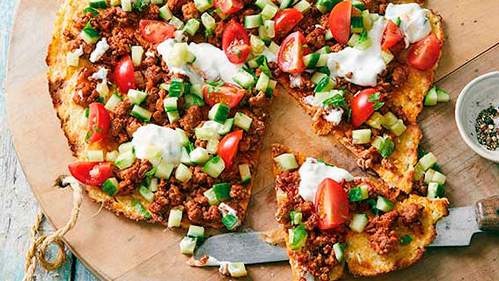 Pizza con base de plátano con carne adobada, pepino, tomate y 'ricotta'