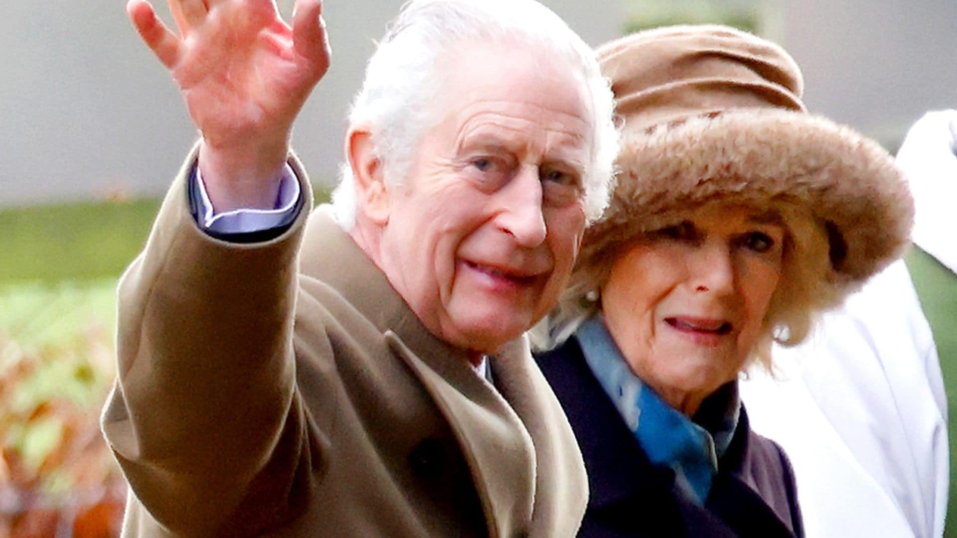 Las imágenes de Carlos III y la reina Camilla en su primera salida tras abandonar el hospital hace unos días