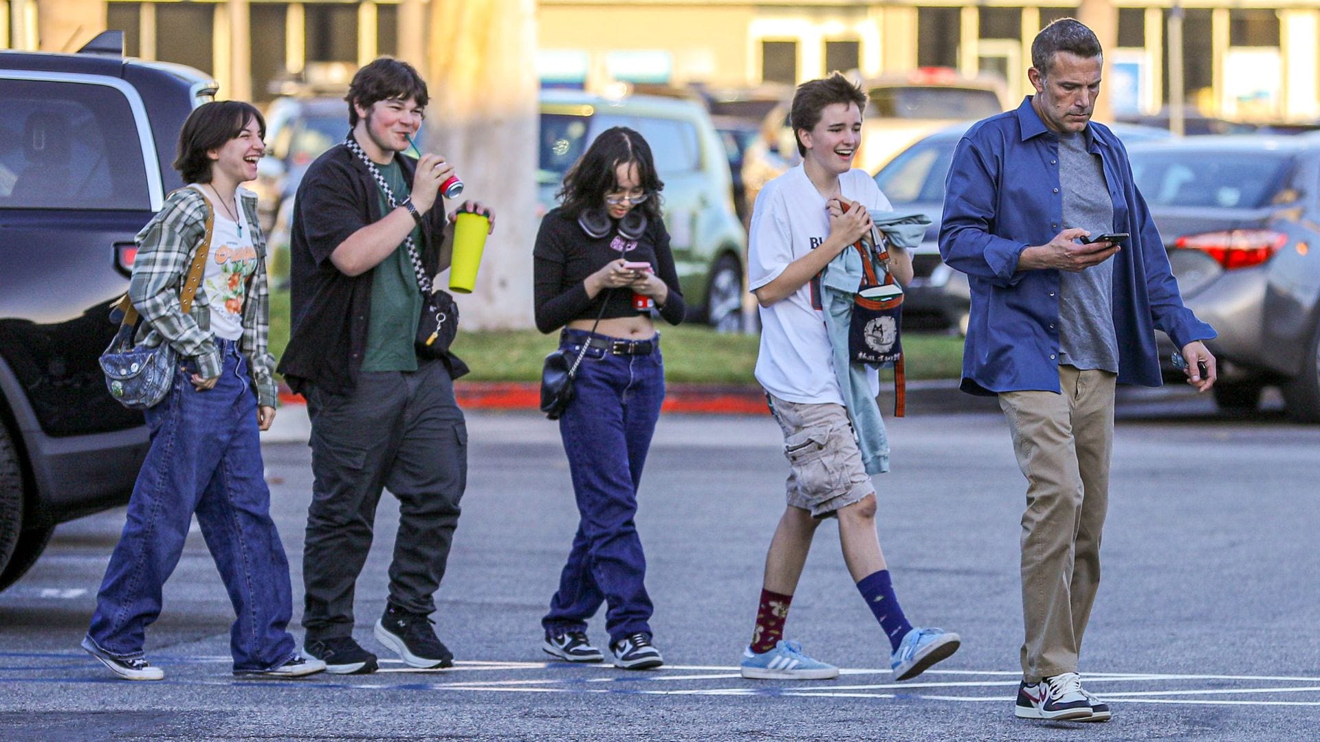 Ben Affleck con Fin y los amigos de este en una salida al cine