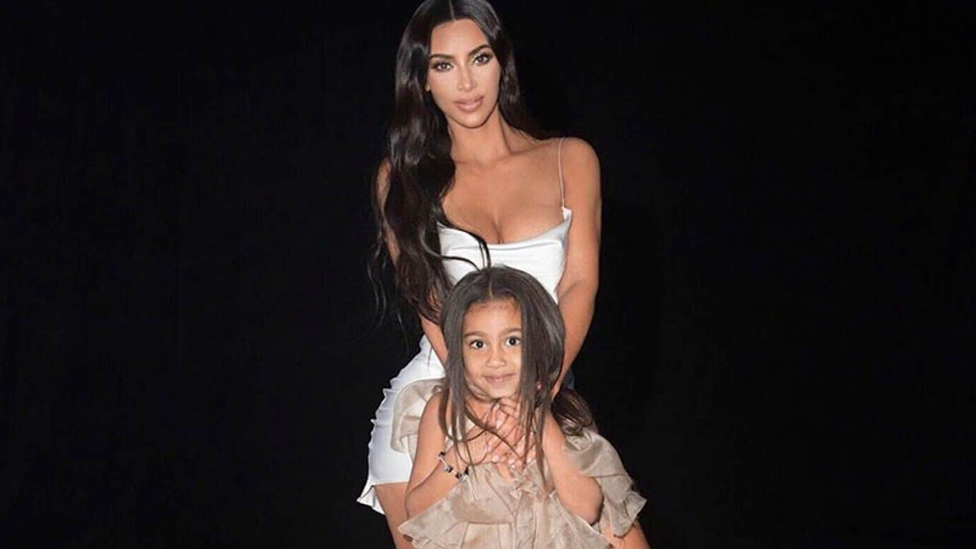 Sabemos los trucos que Kim Kardashian enseñará a sus hijas para tener pelazo