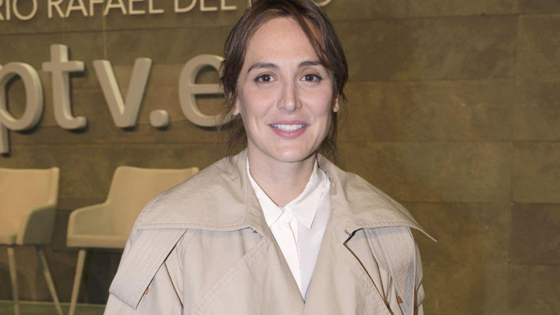 Tamara Falcó y su flechazo parisino: la gabardina 'fringe' de los 3.000 €