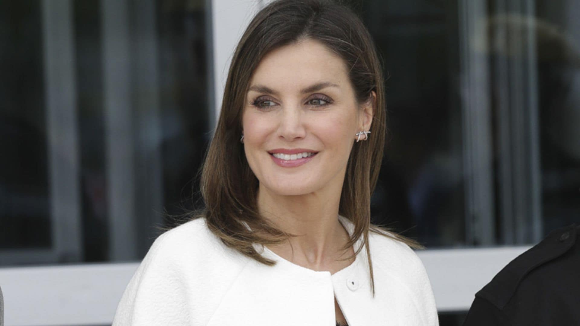 Doña Letizia renueva su look más lencero incorporando dos novedades a su vestidor