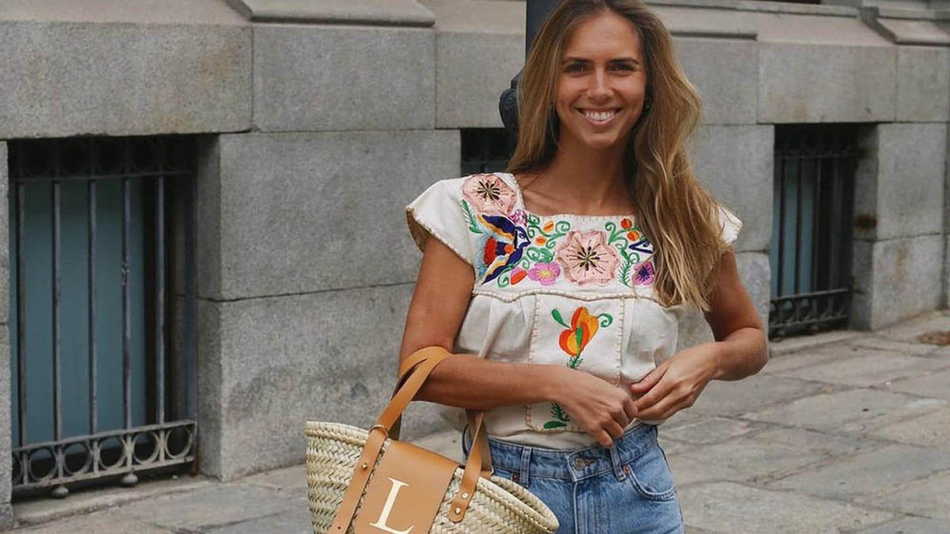 Recupera del armario la blusa estampada, esa prenda perfecta para llevar con vaqueros, faldas o 'shorts'