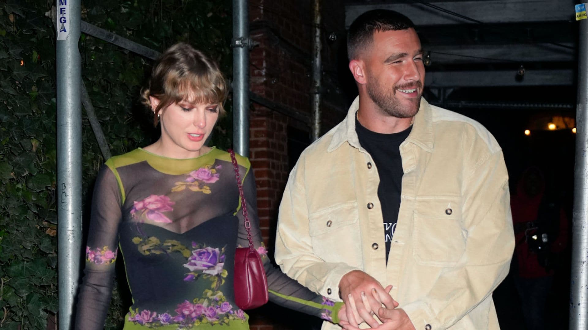 Así es Travis Kelce, el novio de Taylor Swift, con quien ha protagonizado su beso de película