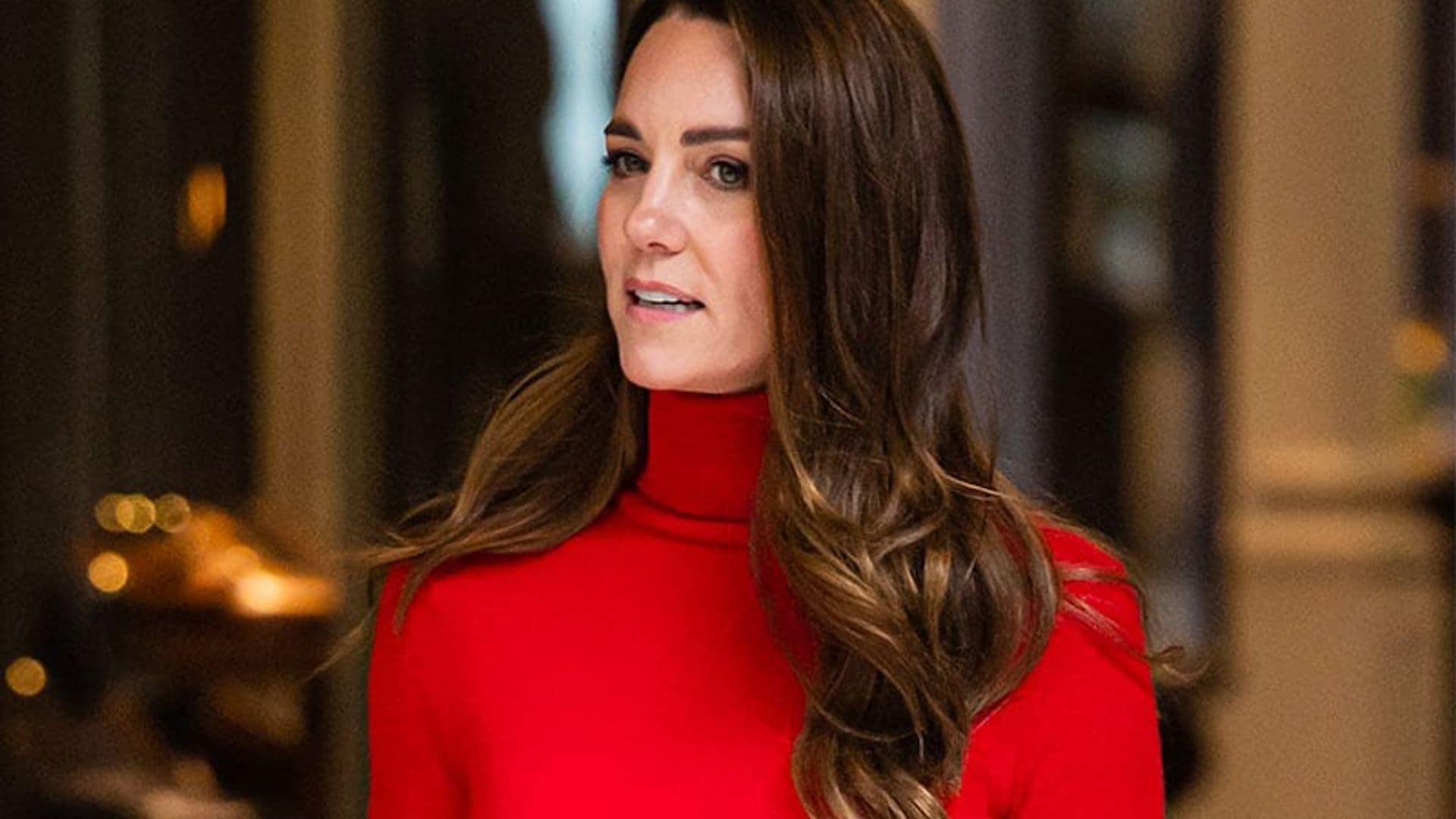 Kate Middleton, en lady in red para dar uno de sus discursos más importantes