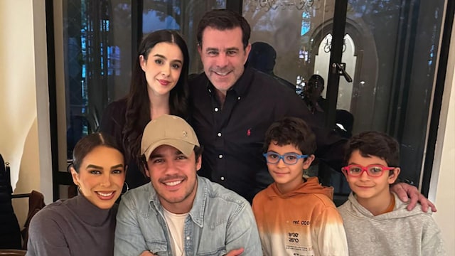 Biby Gaytán y Eduardo Capetillo con su familia.