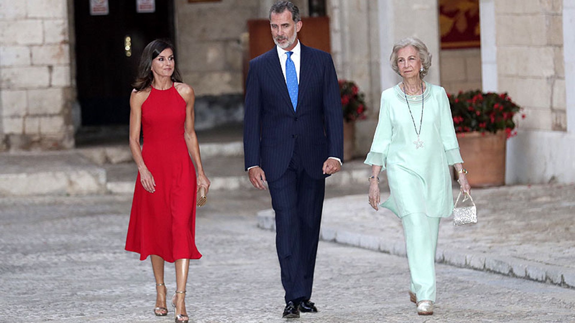 Los Reyes y doña Sofía reciben a la sociedad balear en una cita con récord de invitados