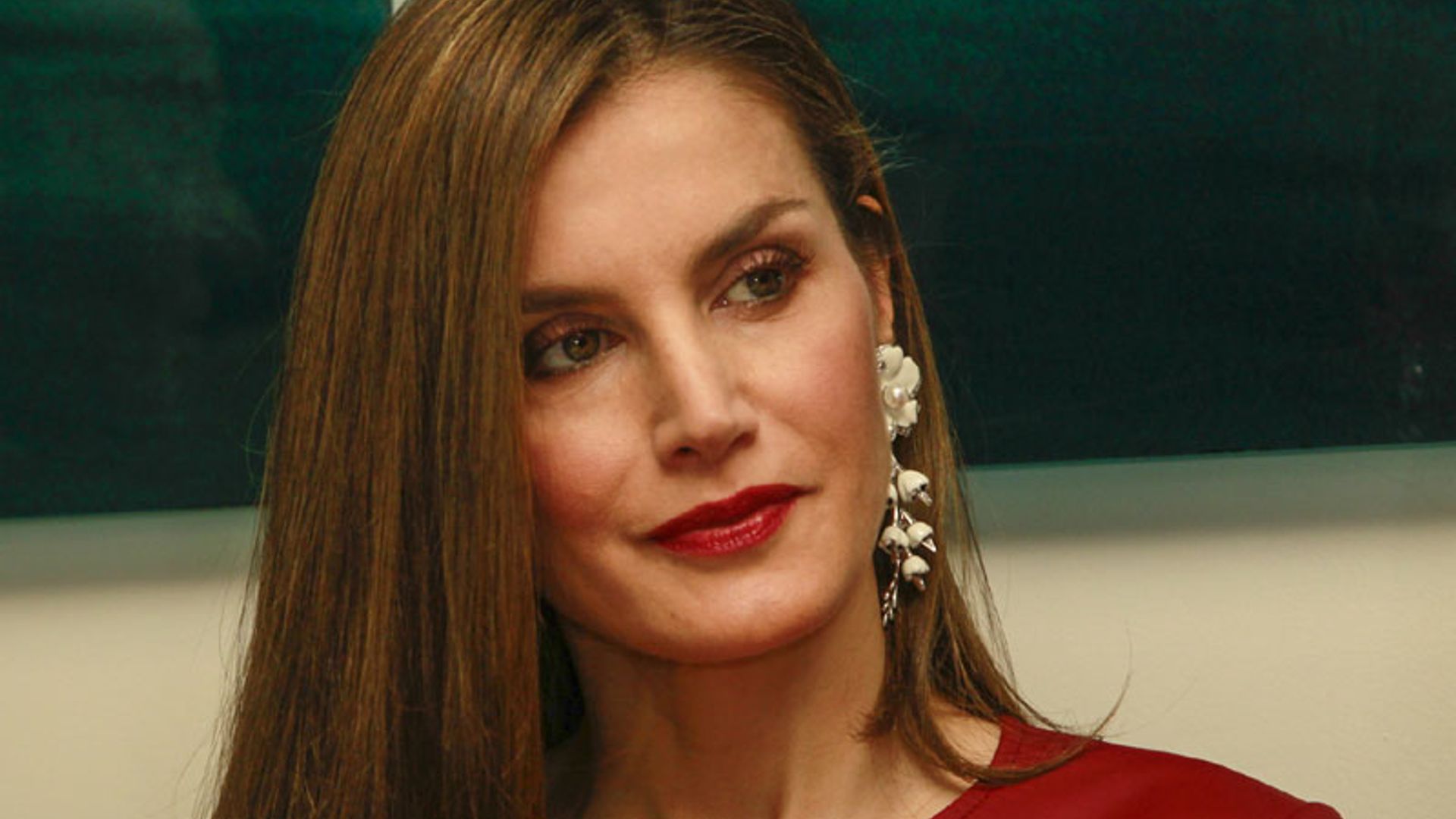 El acierto de la reina Letizia con maxi pendientes y las joyas favoritas de las 'royals'