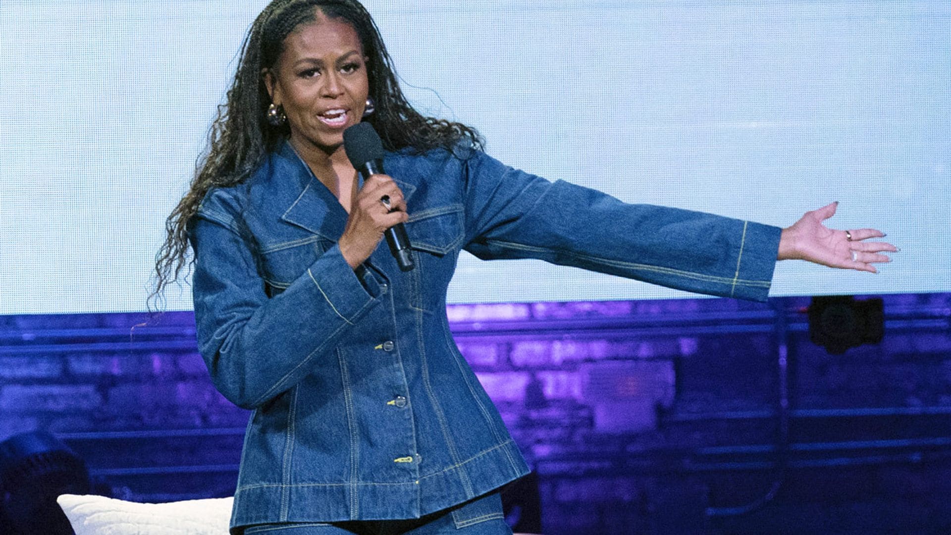 Melena XXL y look vaquero: Michelle Obama muestra su imagen más moderna y juvenil