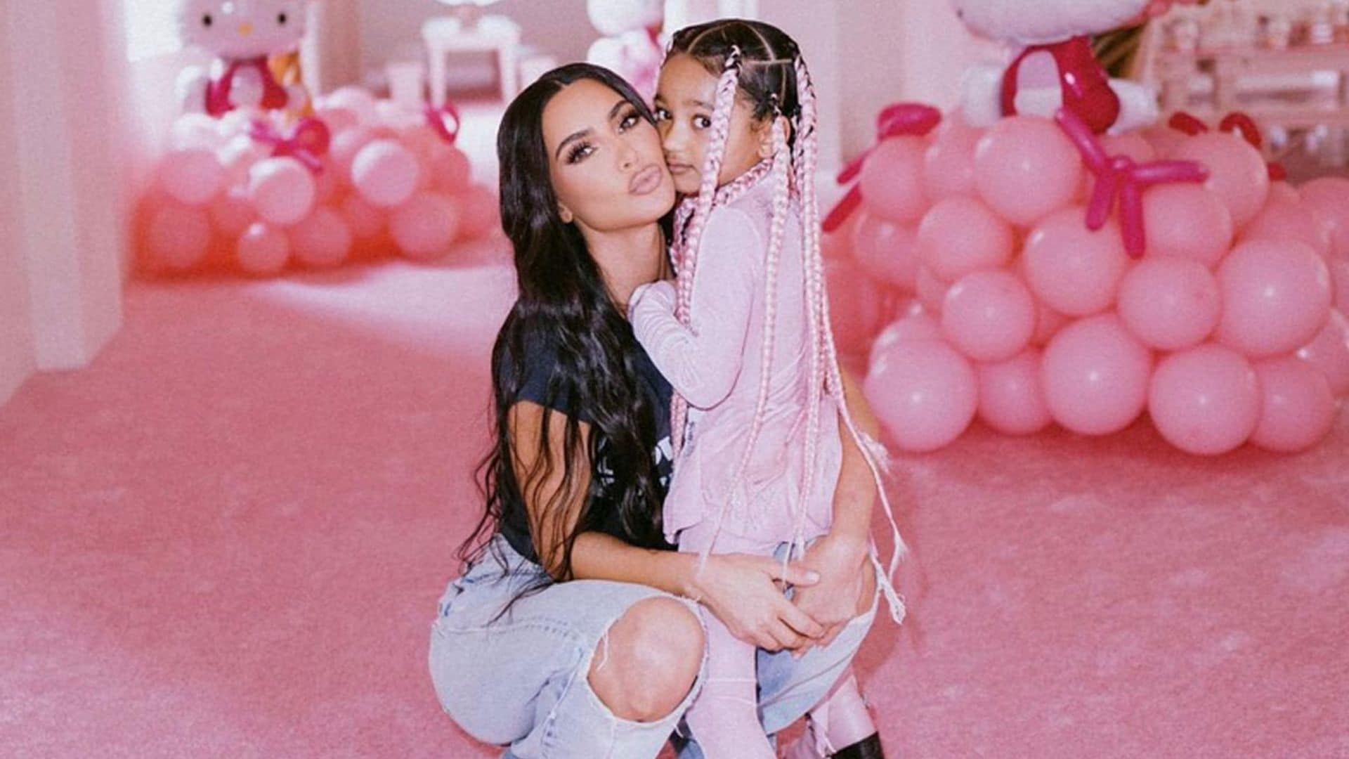 ¡Todo al rosa! La impresionante fiesta Hello Kitty de la hija de Kim Kardashian con toboganes y piscina de bolas