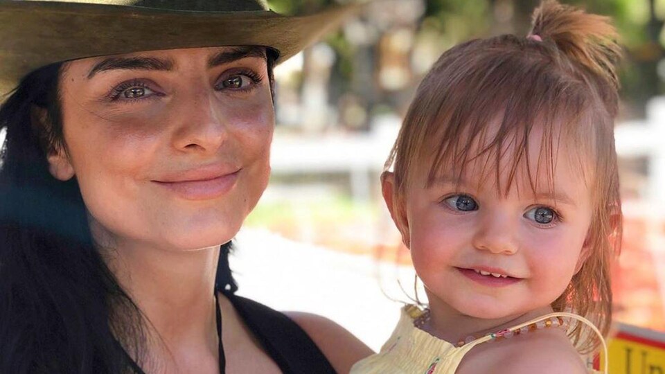 Aislinn Derbez sorprende a su hija con rayones en el piso | ¡HOLA!