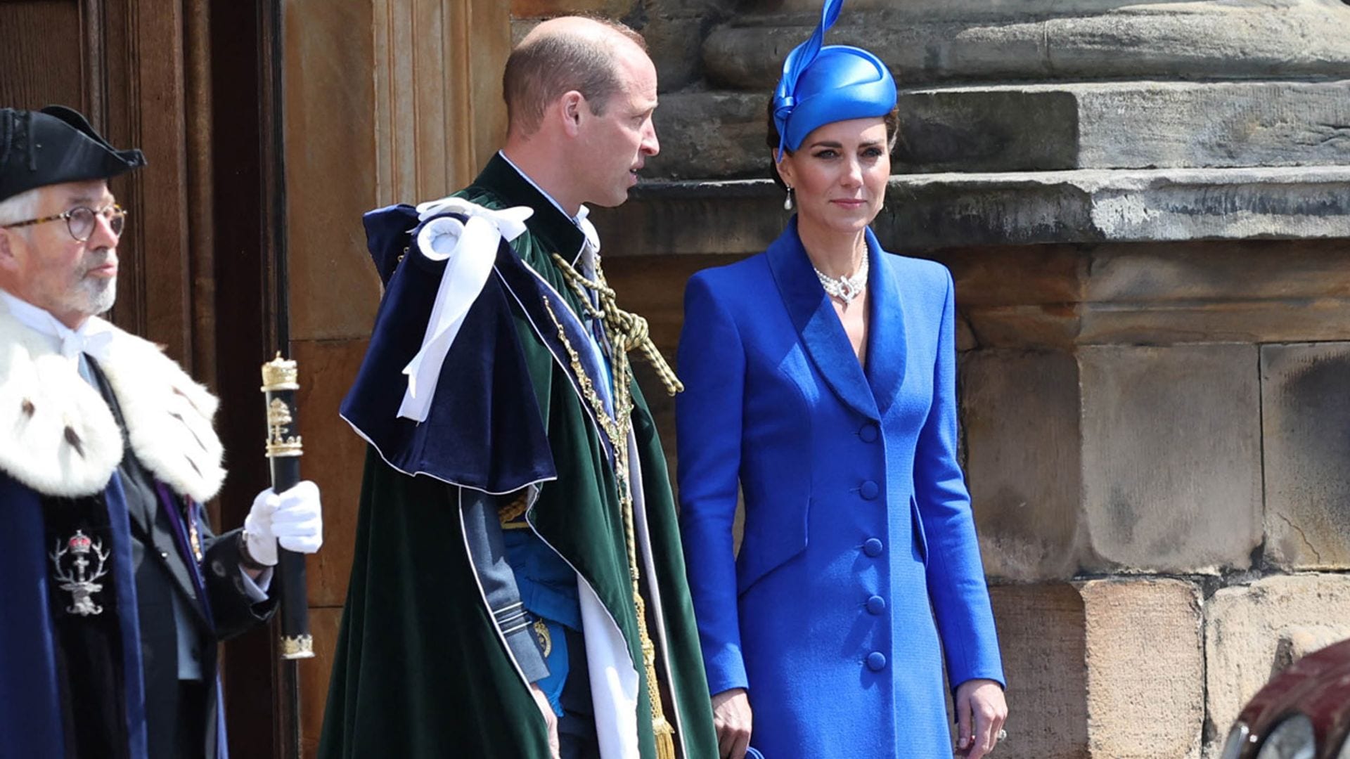 La princesa de Gales, radiante de azul eléctrico con perlas heredadas de Diana e Isabel II