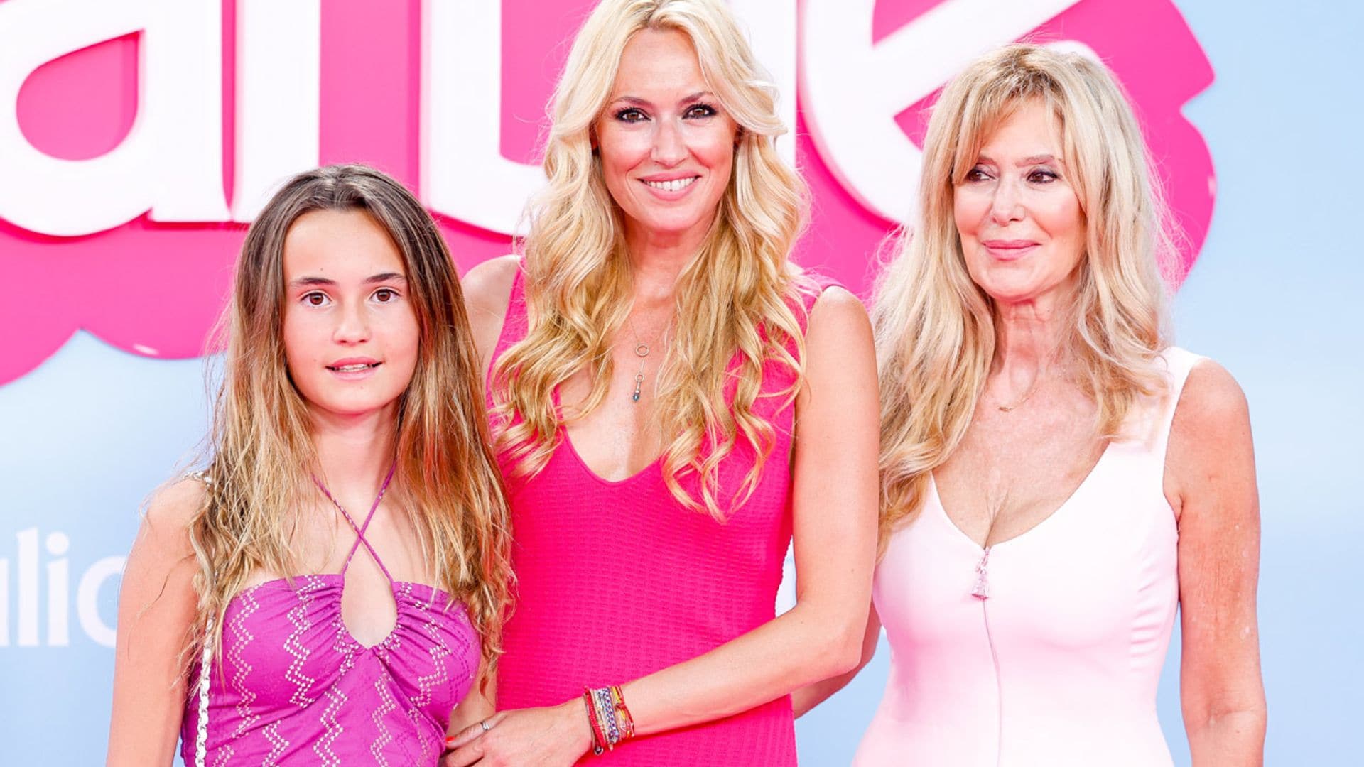 Carolina Cerezuela posa orgullosa con su hija Carla, de 12 años, en la alfombra roja